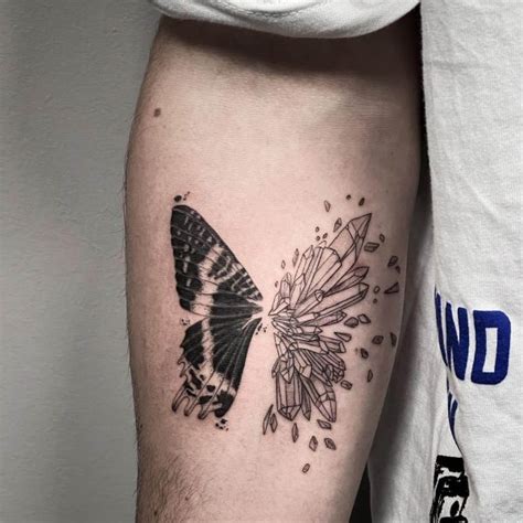 Tatouage papillon homme : Embrasser la transformation